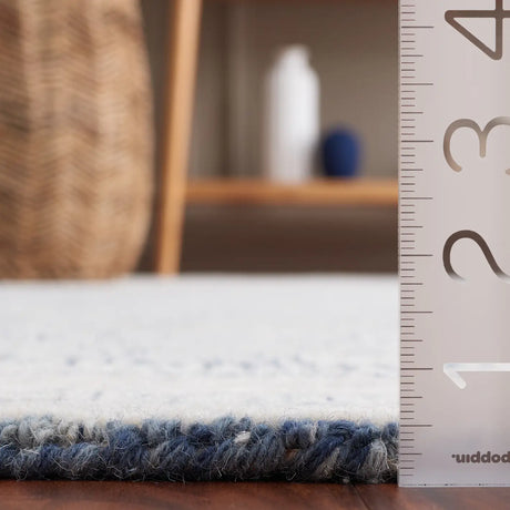 Safavieh Abstract 4'-0" x 6'-0" Rug in Ivory / Navy