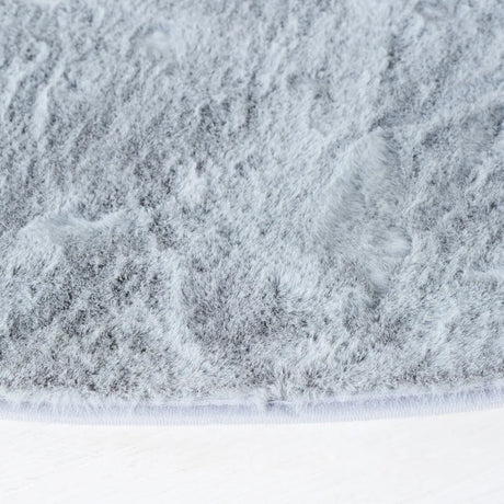 Safavieh Faux Rabbit Fur 6'-0" x 6'-0" Rug in Silver