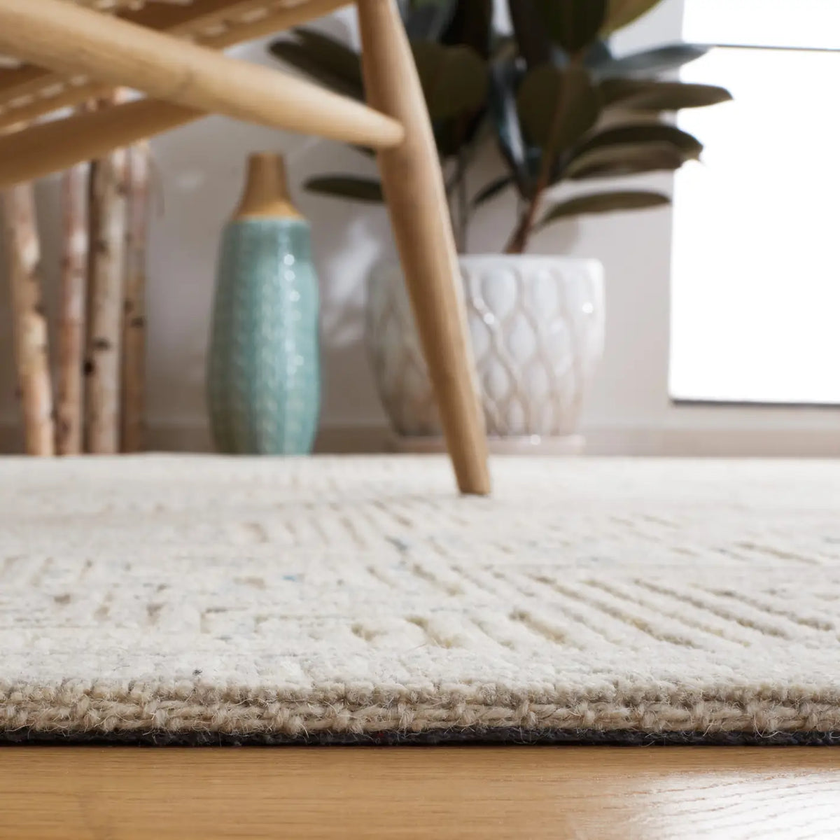 Safavieh Ikat 4'-0" x 6'-0" Rug in Ivory / Grey