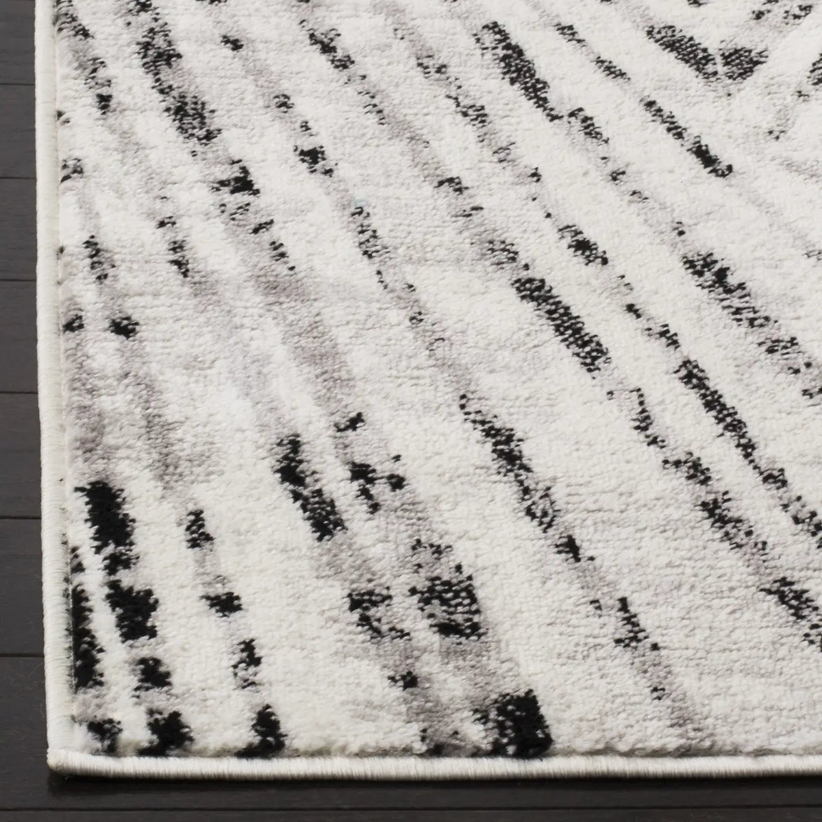 Safavieh Skyler 4'-0" x 6'-0" Rug in Grey / Ivory