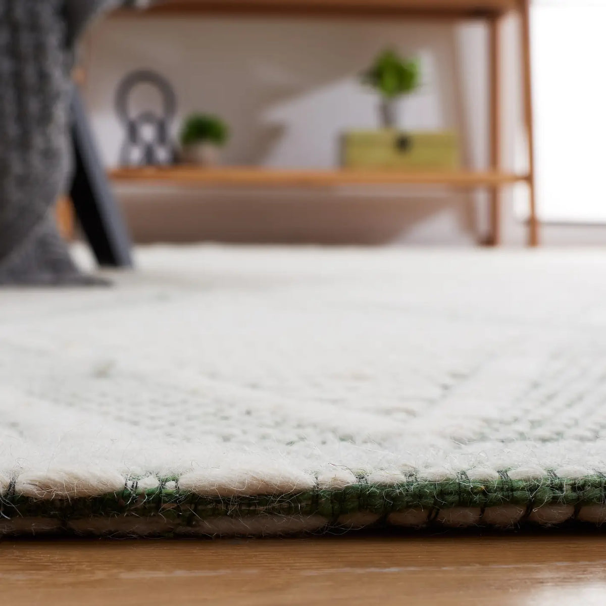 Safavieh Marbella 4'-0" x 6'-0" Rug in Green / Ivory