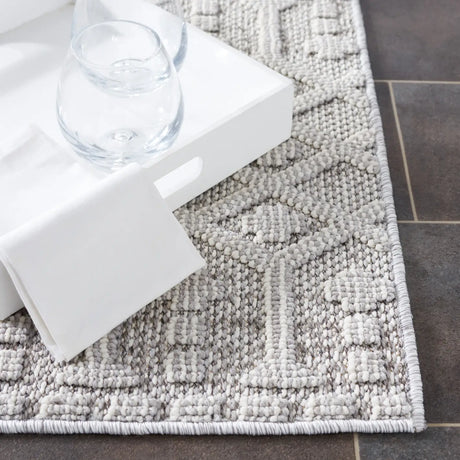 Safavieh Global 4'-0" x 6'-0" Rug in Grey / Ivory