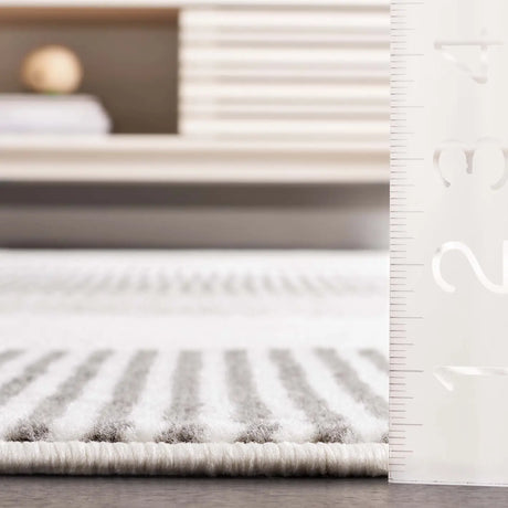 Safavieh Pyramid 4'-5" x 6'-5" Rug in Ivory / Grey