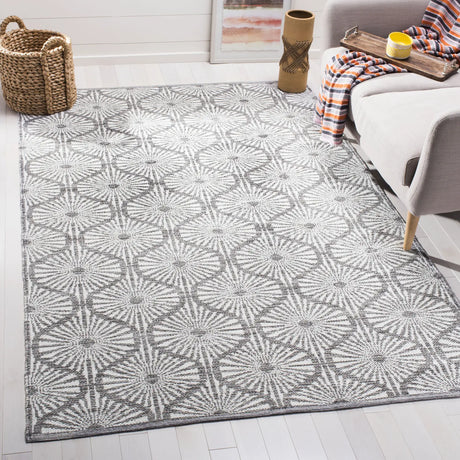 Safavieh Montauk 5'-0" x 8'-0" Rug in Charcoal / Ivory