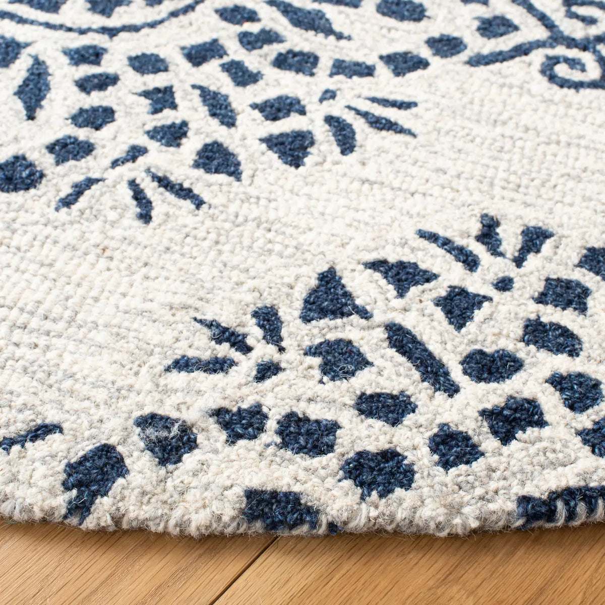 Safavieh Micro-Loop 5'-0" x 5'-0" Rug in Ivory / Blue
