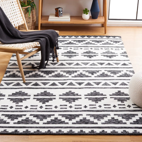 Safavieh Kilim 4'-0" x 6'-0" Rug in Black / Ivory