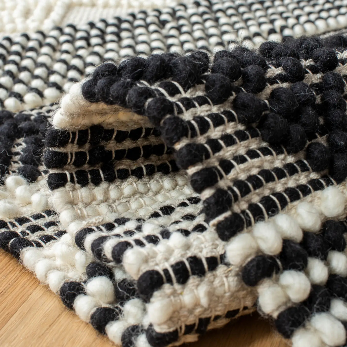 Safavieh Natura 4'-0" x 6'-0" Rug in Black / Ivory
