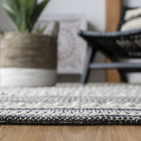 Safavieh Striped Kilim 4'-0" x 6'-0" Rug in Black / Ivory