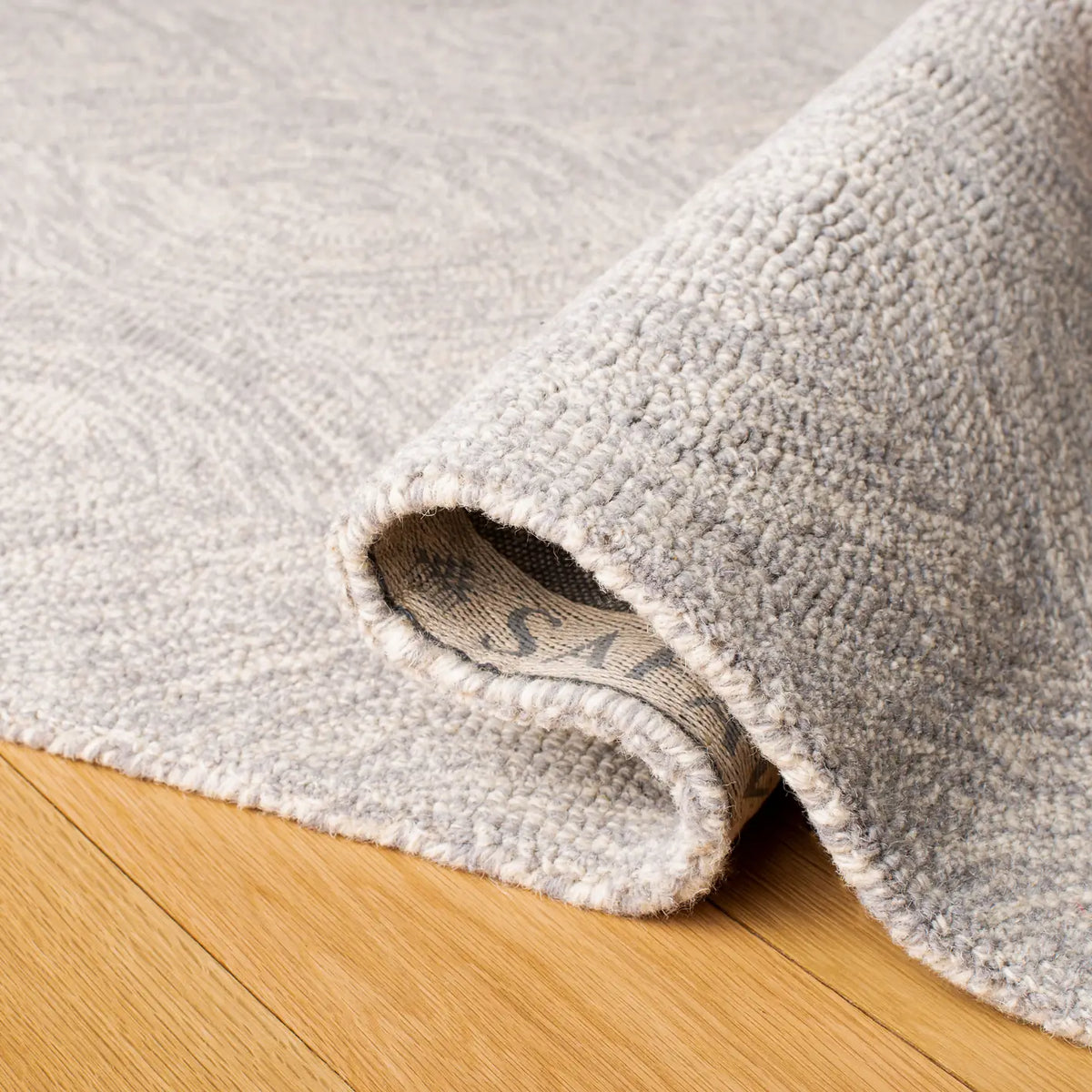Safavieh Micro-Loop 5'-0" x 8'-0" Rug in Silver / Ivory
