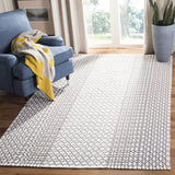 Safavieh Montauk 5'-0" x 8'-0" Rug in Grey / Ivory