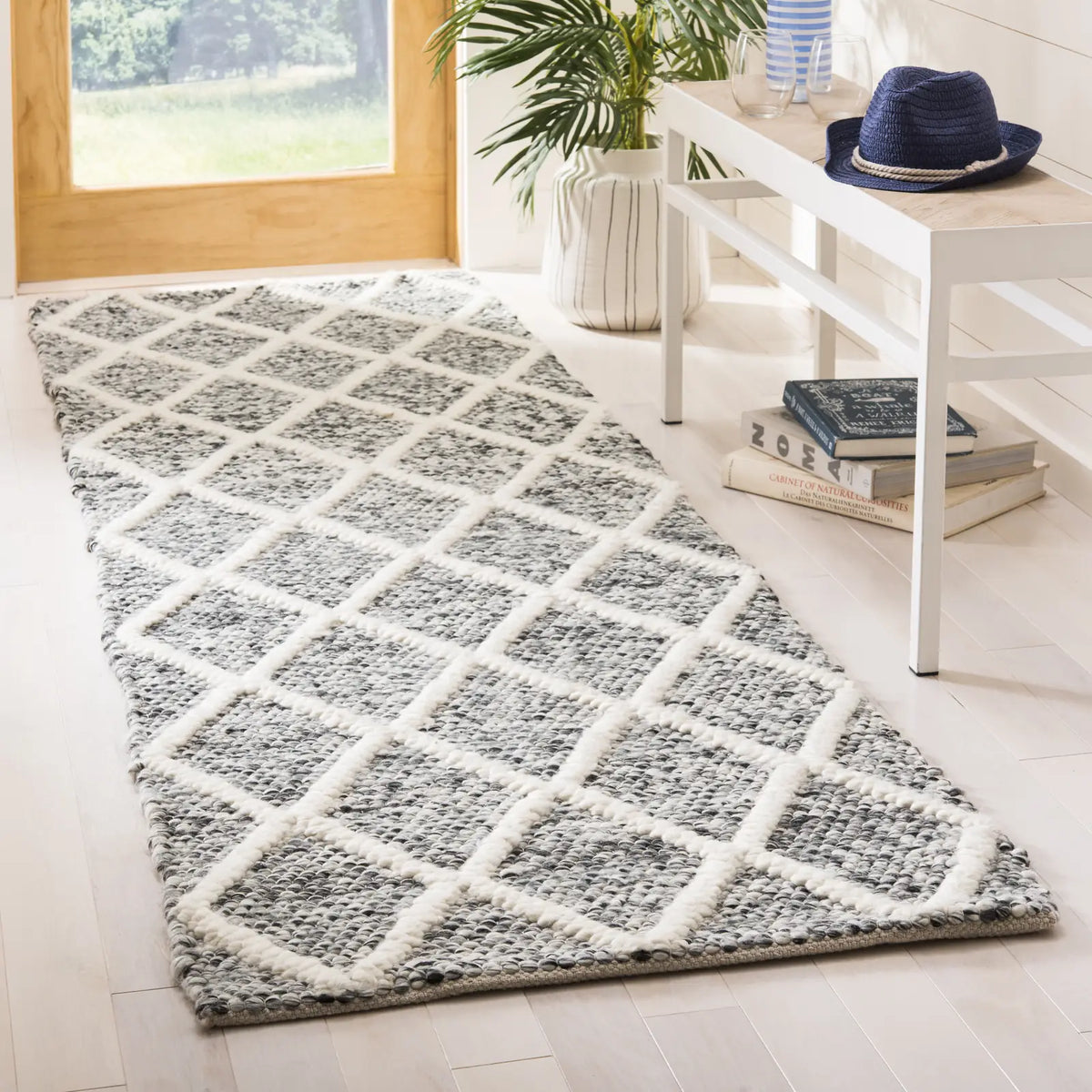 Safavieh Natura 2'-3" x 8'-0" Rug in Ivory / Black