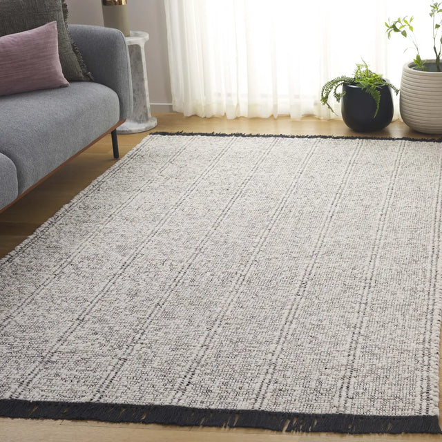 Safavieh Manhattan 4'-0" x 6'-0" Rug in Ivory / Black