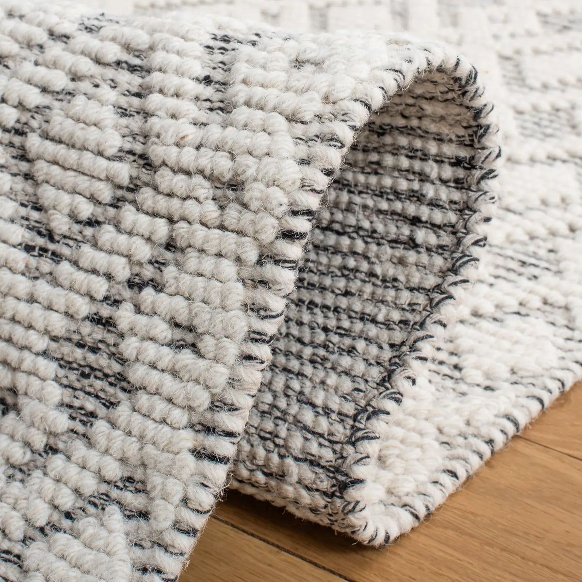 Safavieh Vermont 4'-0" x 6'-0" Rug in Ivory / Grey