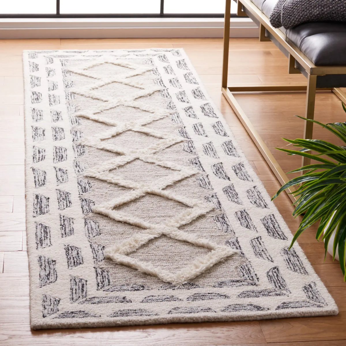 Safavieh Casablanca 2'-3" x 8'-0" Rug in Grey / Ivory
