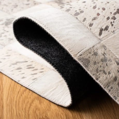 Safavieh Studio Leather 4'-0" x 6'-0" Rug in Ivory / Silver