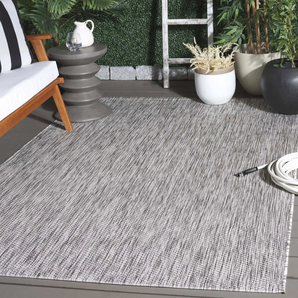 Safavieh Courtyard 4'-0" x 5'-7" Rug in Ivory / Dark Grey