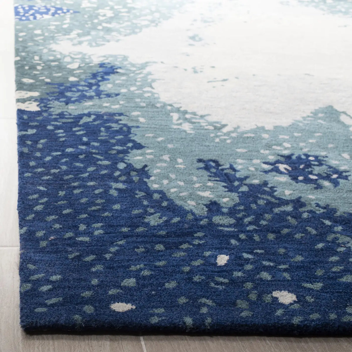 Safavieh Soho 3'-6" x 5'-6" Rug in Blue / Multi