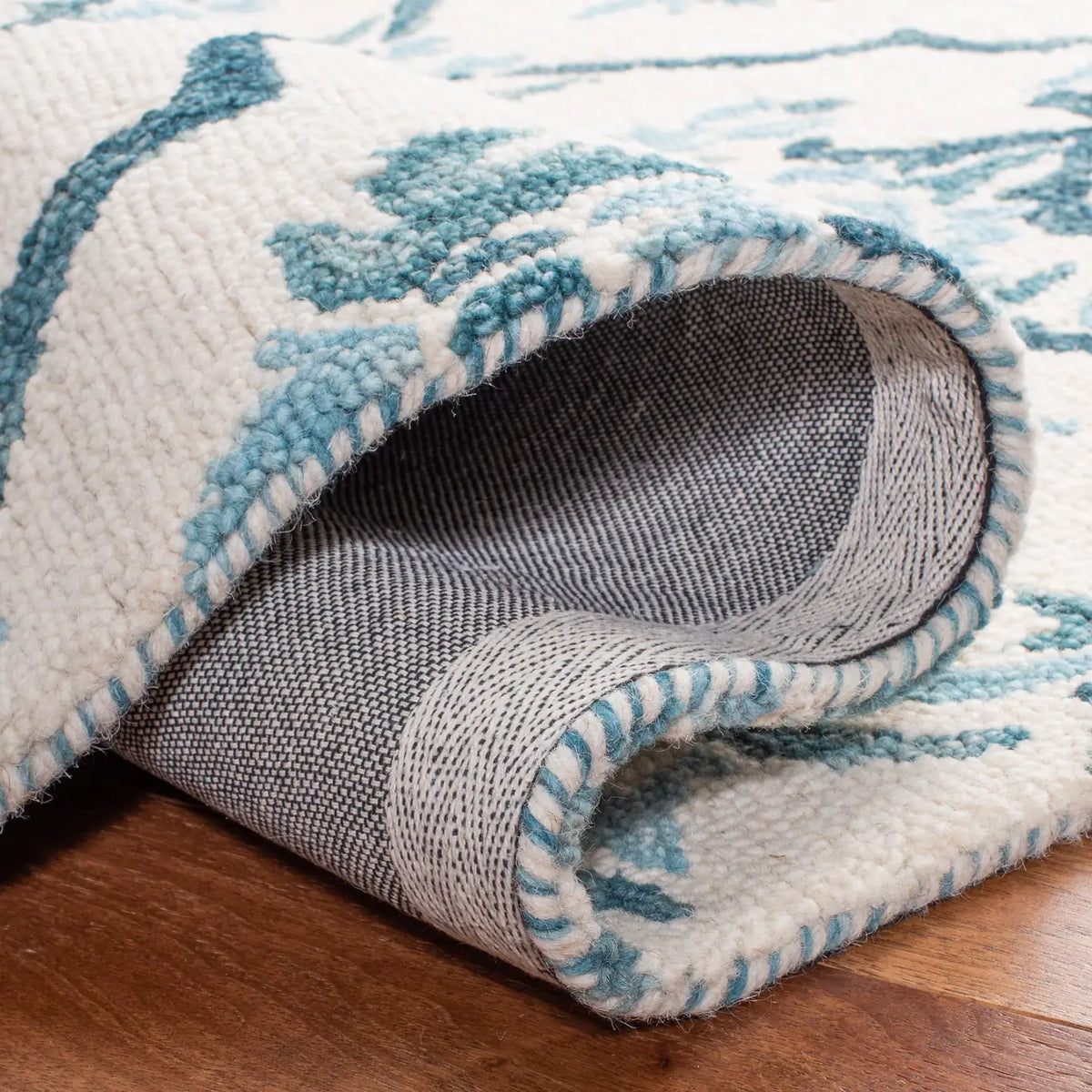 Safavieh Suzani 5'-0" x 8'-0" Rug in Ivory / Turquoise