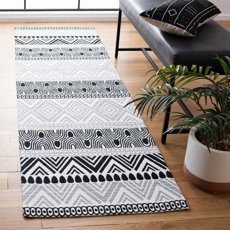 Safavieh Marbella 2'-3" x 8'-0" Rug in Black