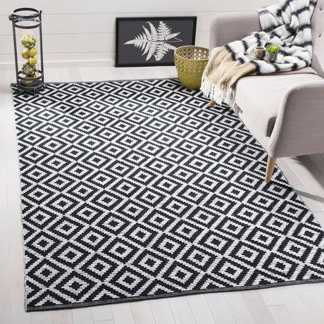 Safavieh Montauk 5'-0" x 8'-0" Rug in Black / Ivory