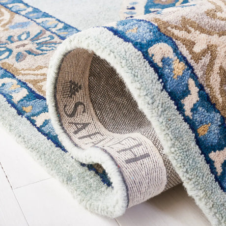 Safavieh Antiquity 4'-0" x 6'-0" Rug in Turquoise / Silver