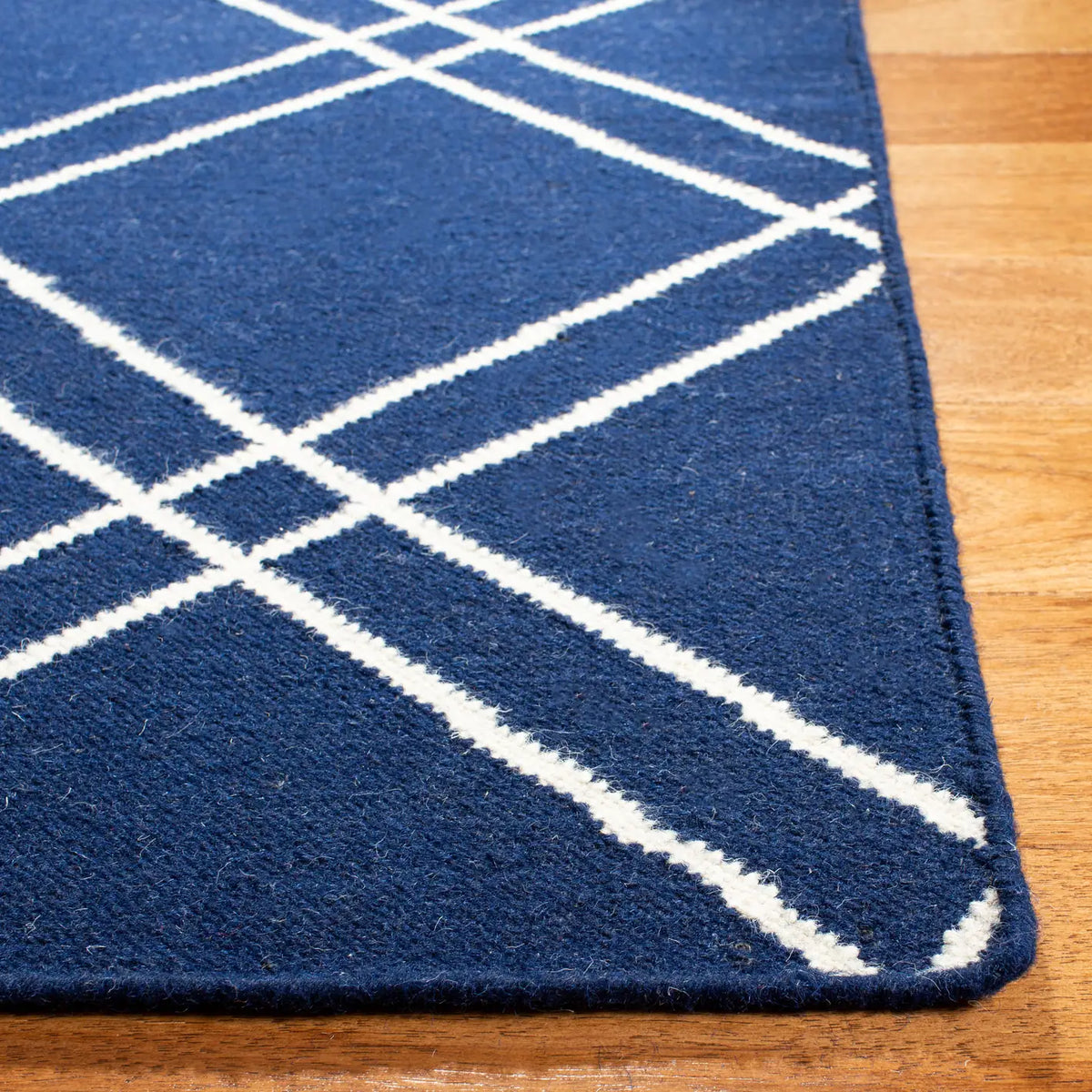 Safavieh Dhurries 5'-0" x 8'-0" Rug in Navy / Ivory