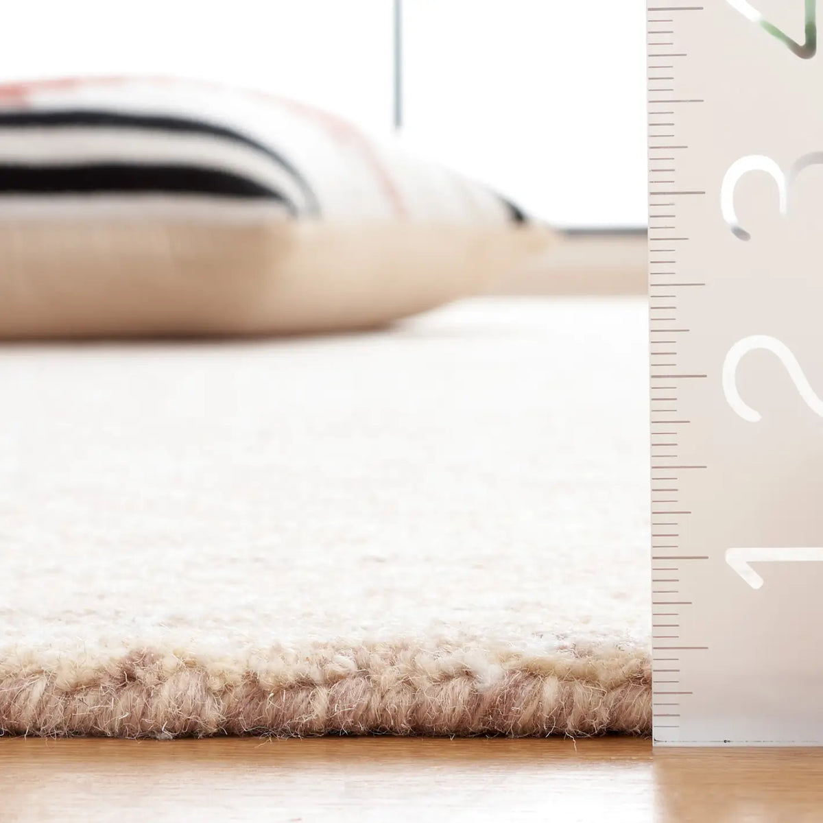 Safavieh Abstract 4'-0" x 6'-0" Rug in Beige / Ivory