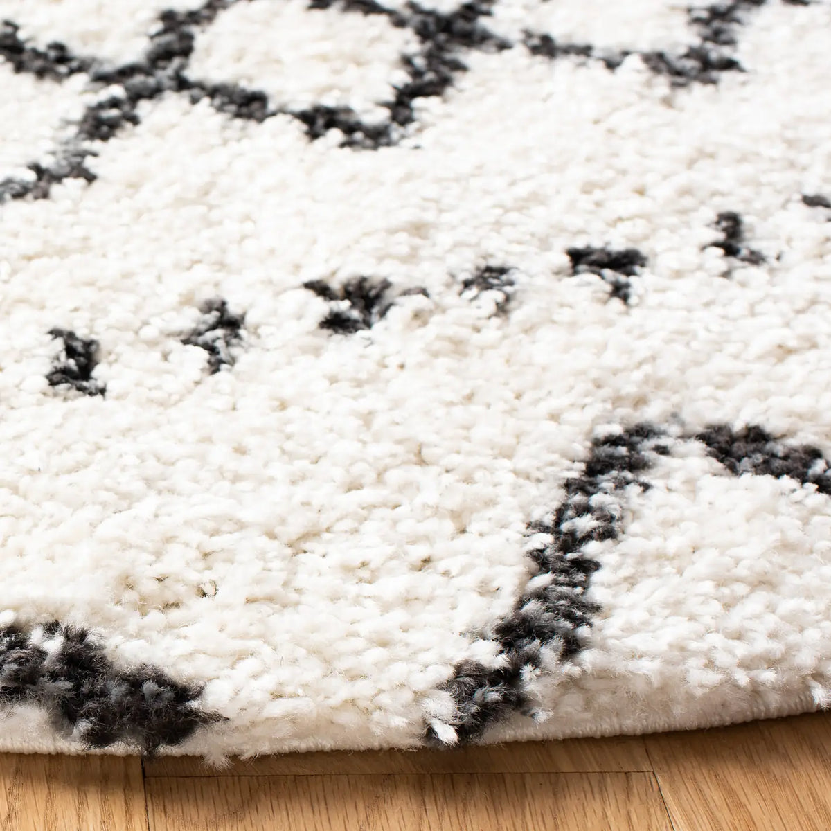 Safavieh Arizona Shag 5'-1" x 5'-1" Rug in Ivory / Black