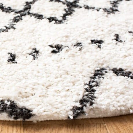 Safavieh Arizona Shag 5'-1" x 5'-1" Rug in Ivory / Black