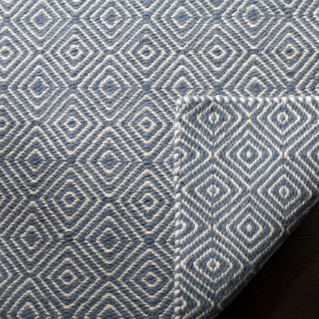Safavieh Oasis 6'-0" x 9'-0" Rug in Blue / Ivory