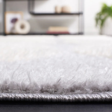 Safavieh Norway 4'-0" x 6'-0" Rug in Grey / Ivory