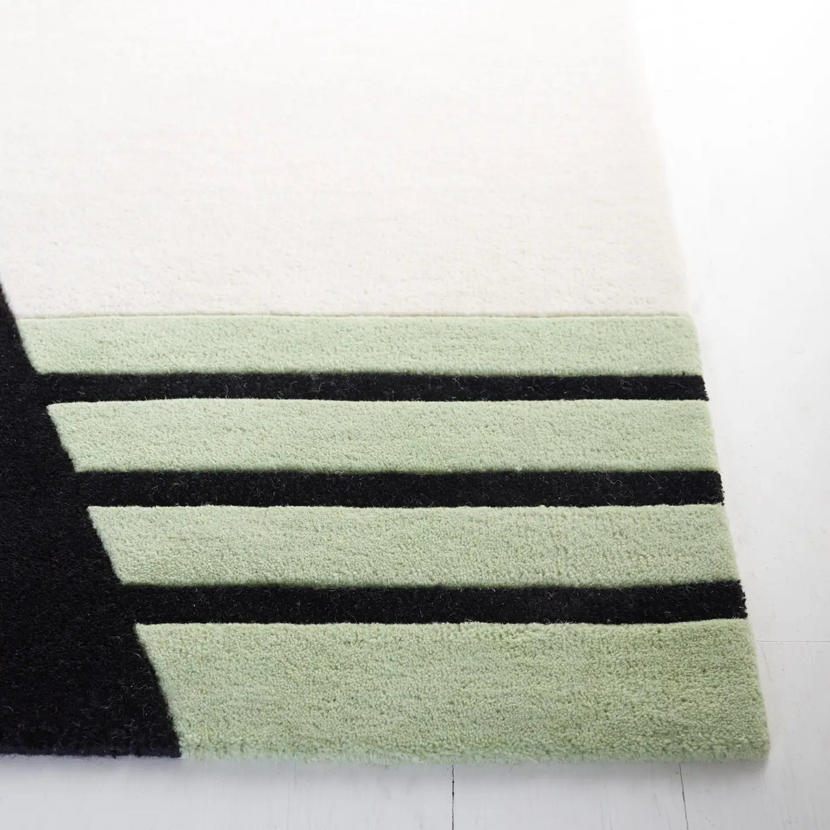 Safavieh Rodeo Drive 4'-0" x 6'-0" Rug in Black / Green
