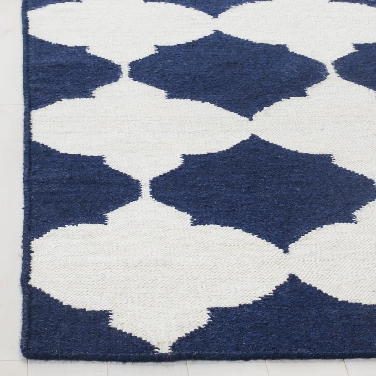 Safavieh Dhurries 5'-0" x 8'-0" Rug in Navy / Ivory