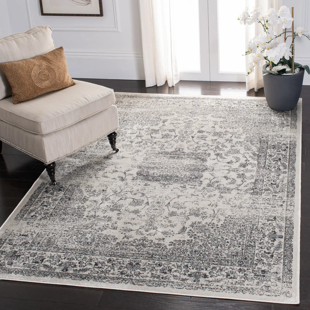 Safavieh Atlas 5'-3" x 7'-7" Rug in Ivory / Grey
