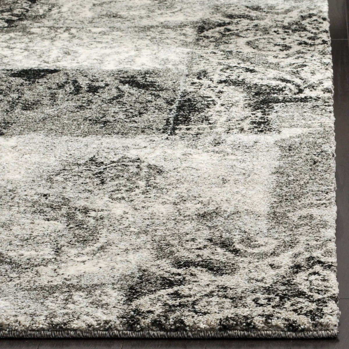 Safavieh Retro 5'-3" x 8'-0" Rug in Cream / Grey