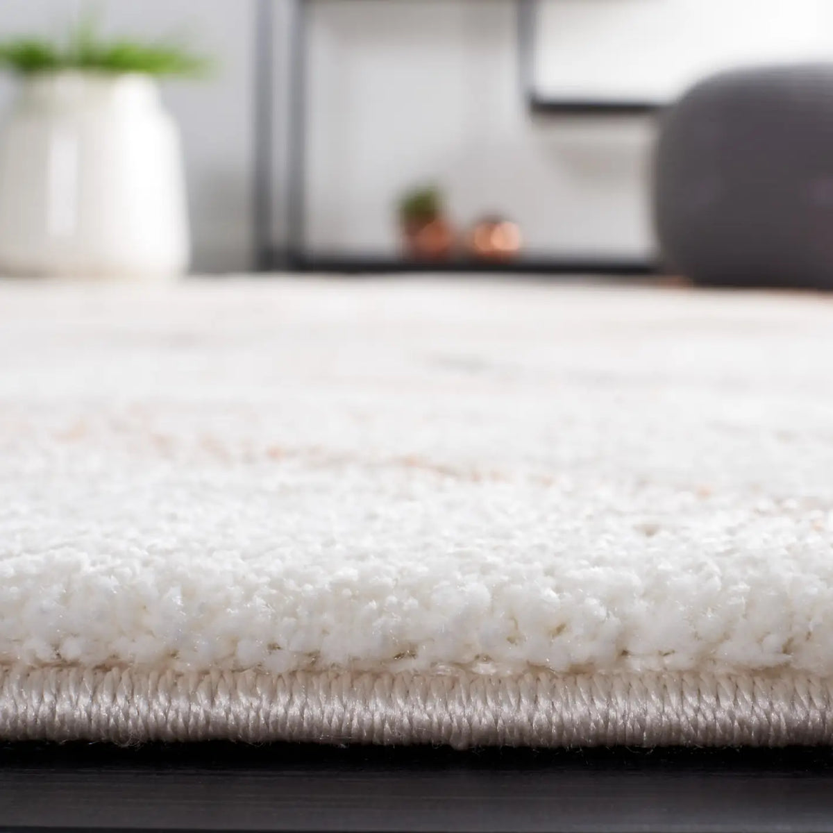 Safavieh Cyrus Shag 4'-5" x 6'-5" Rug in Beige / Rust