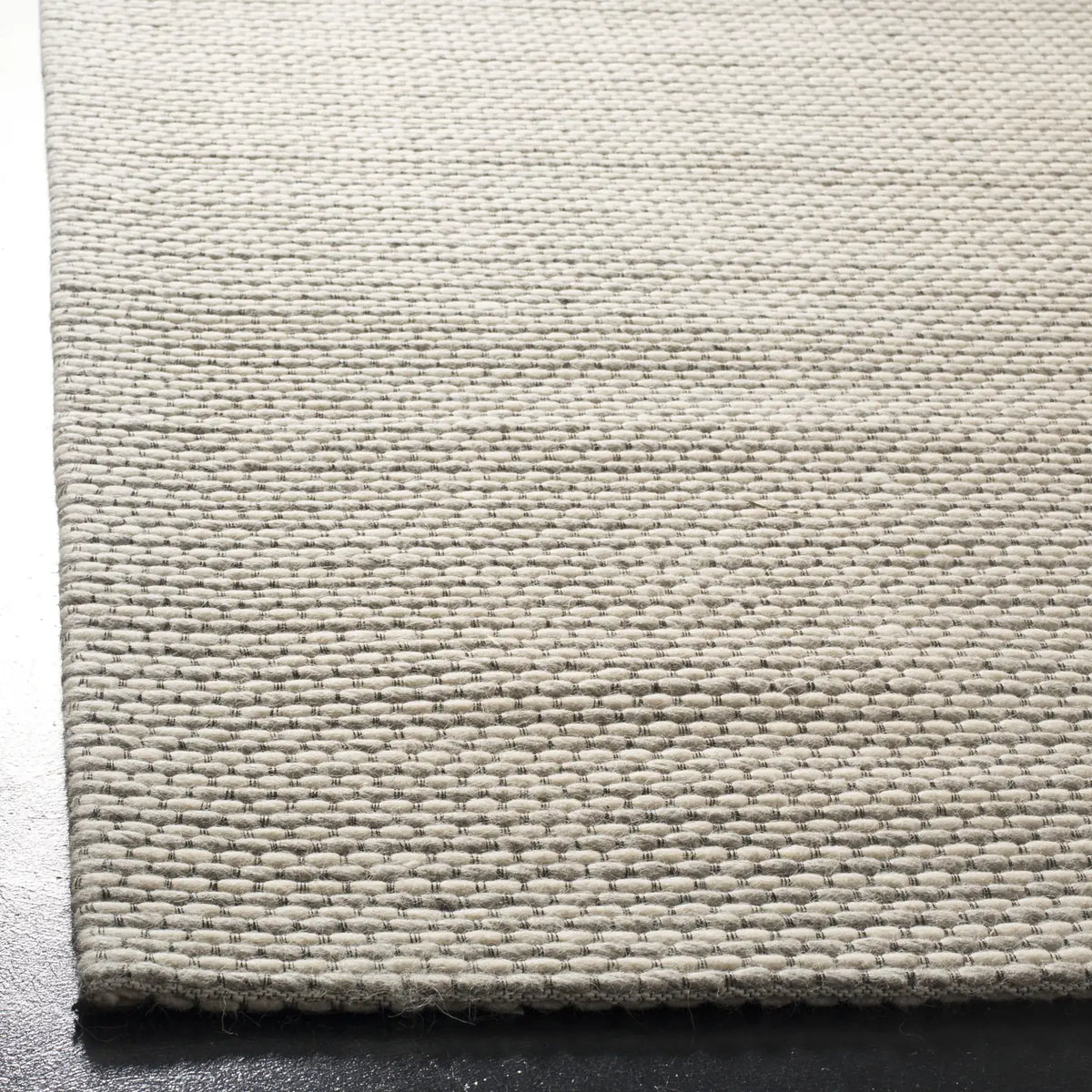 Safavieh Natura 4'-0" x 6'-0" Rug in Silver / Ivory
