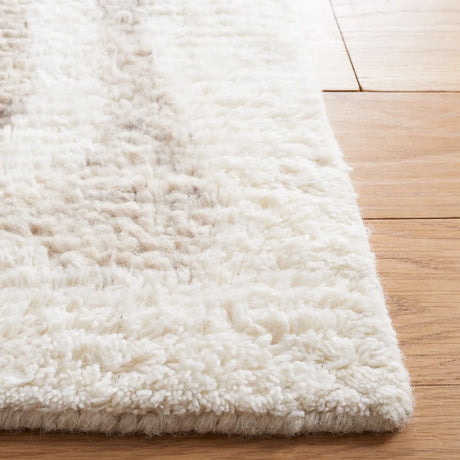 Safavieh Casablanca 4'-0" x 6'-0" Rug in Ivory / Brown