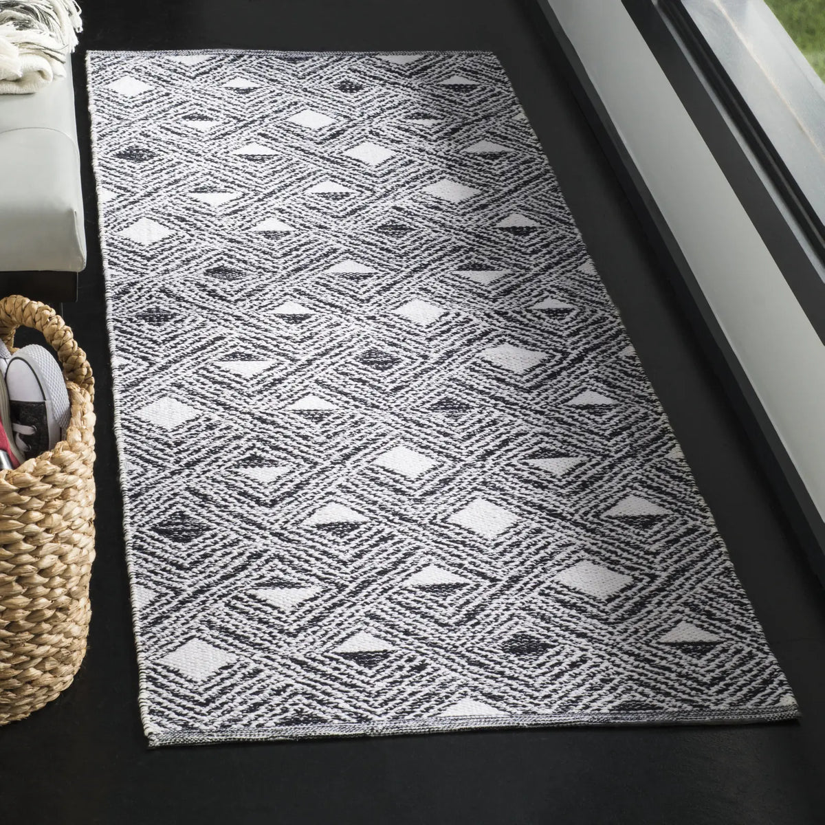 Safavieh Montauk 2'-3" x 7'-0" Rug in Black / Ivory