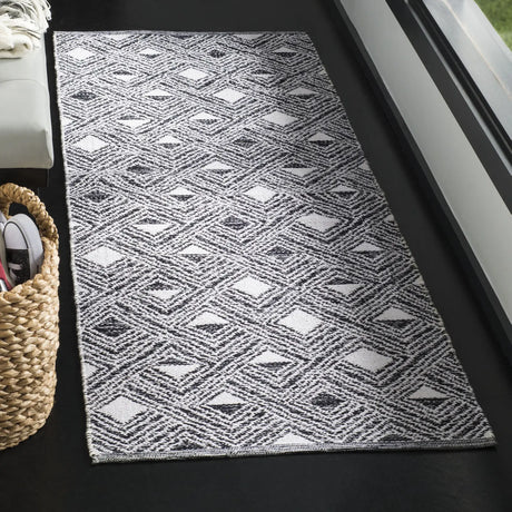 Safavieh Montauk 2'-3" x 7'-0" Rug in Black / Ivory