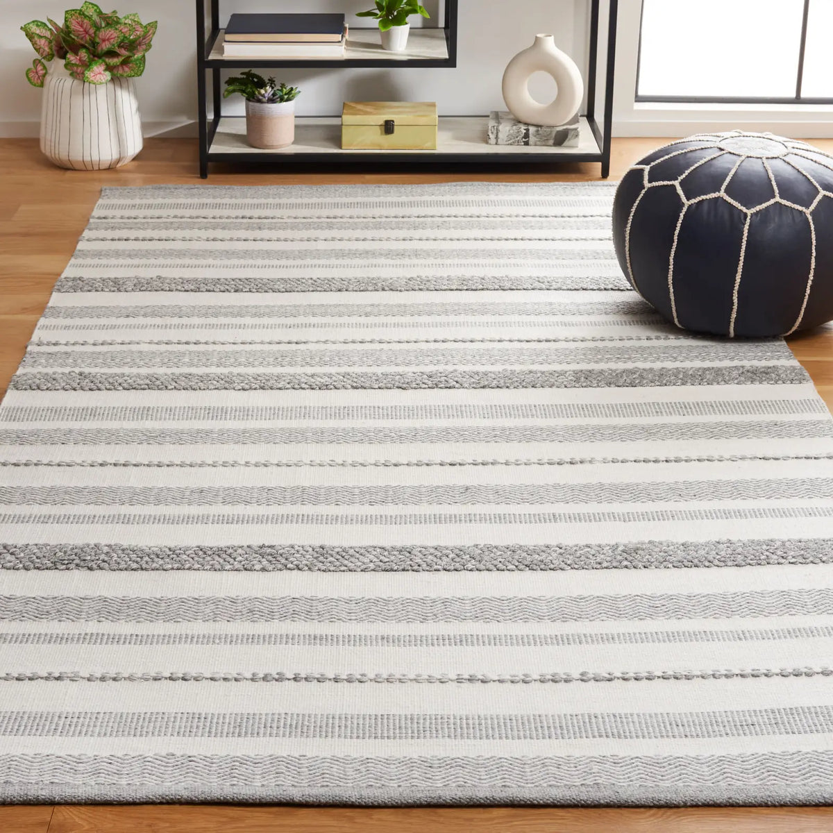 Safavieh Kilim 4'-0" x 6'-0" Rug in Silver / Ivory