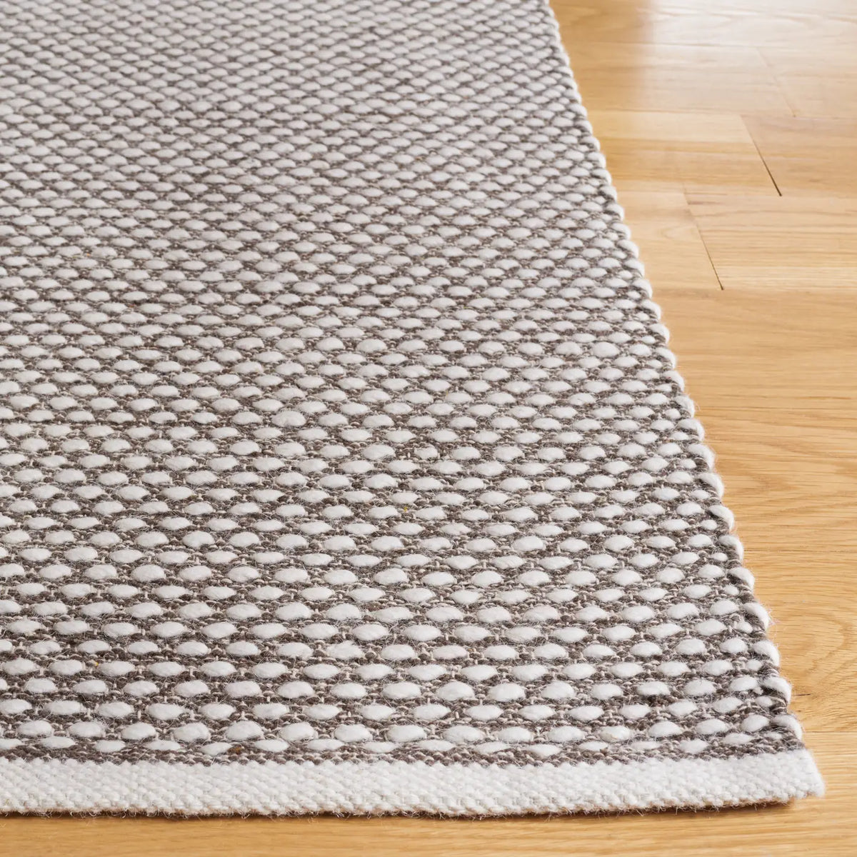 Safavieh Vermont 4'-0" x 6'-0" Rug in Brown