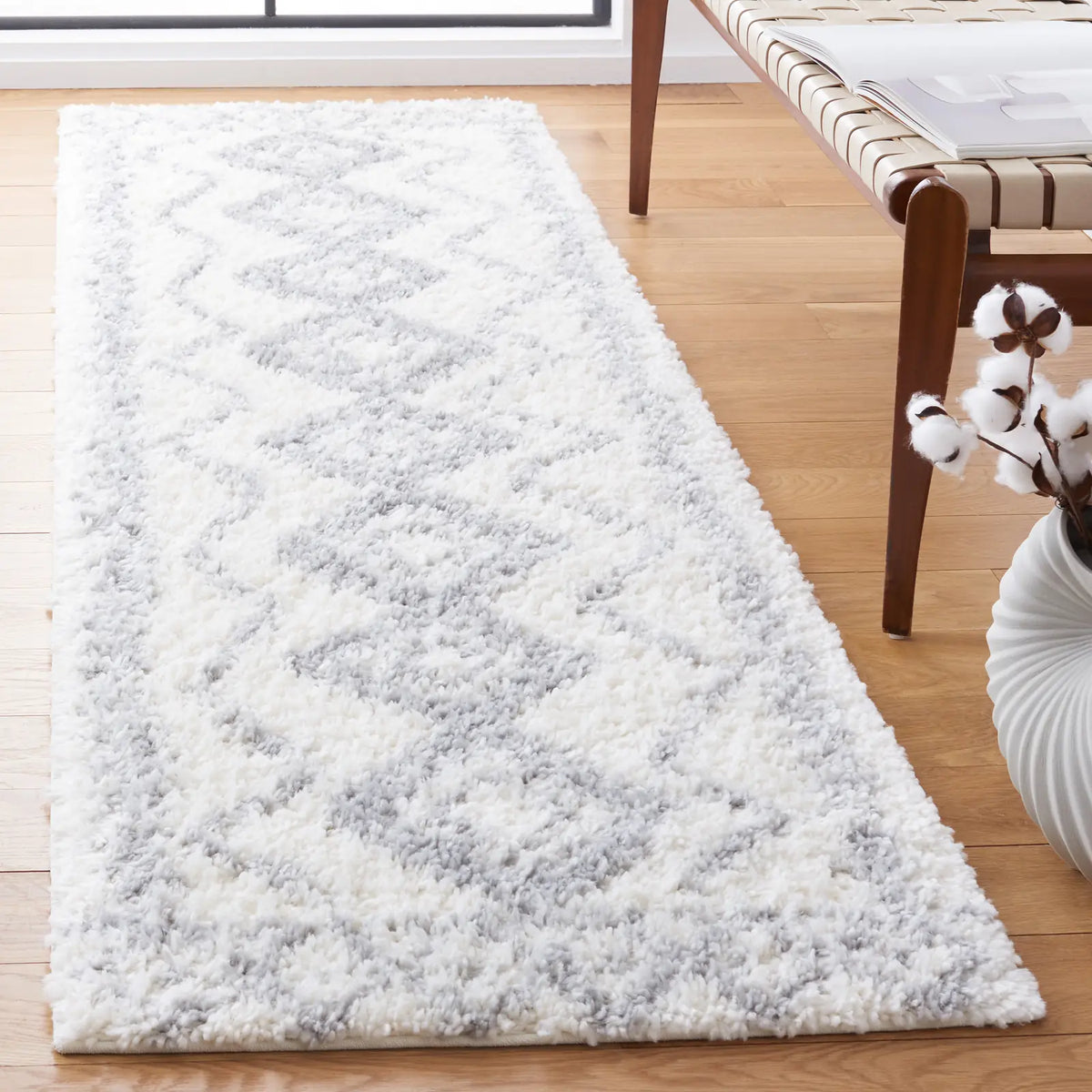 Safavieh Parma Shag 2'-3" x 8'-0" Rug in Ivory / Grey