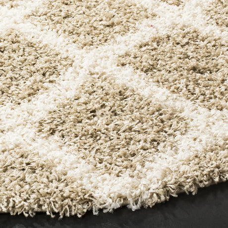 Safavieh Sgd-Dallas Shag 6'-0" x 6'-0" Rug in Beige / Ivory