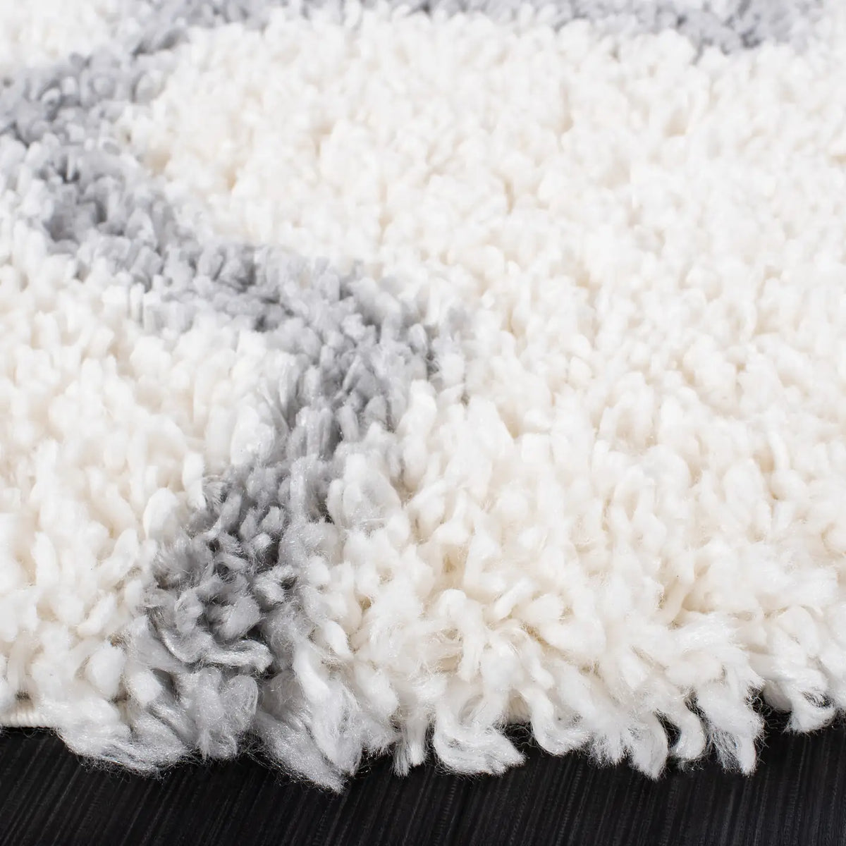 Safavieh Fontana Shag  800 6'-7" x 6'-7" Rug in Cream / Grey
