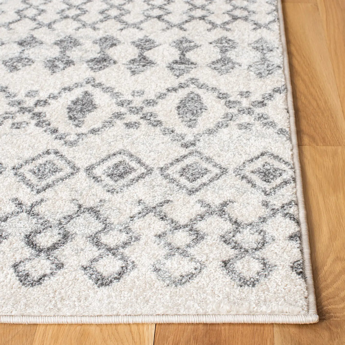 Safavieh Mercer 4'-0" x 6'-0" Rug in Ivory / Grey