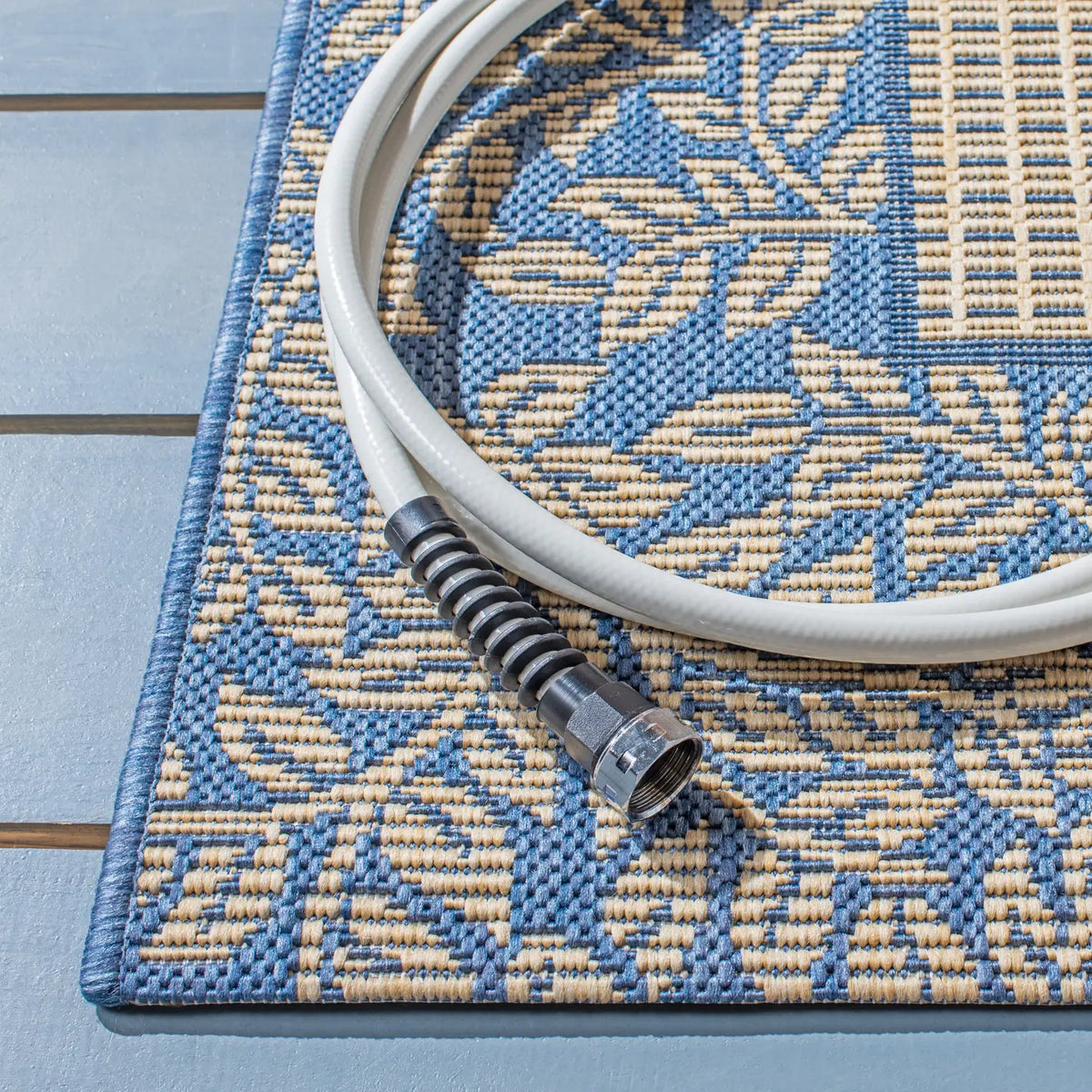 Safavieh Courtyard 4'-0" x 5'-7" Rug in Natural / Blue