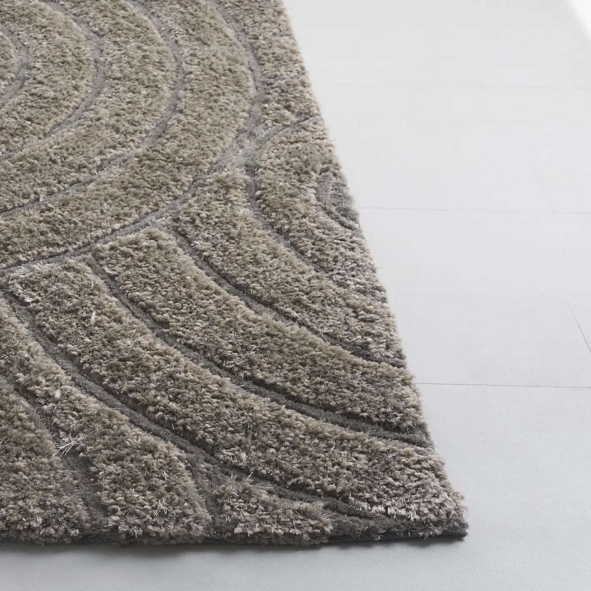 Safavieh South Beach Shag 5'-0" x 8'-0" Rug in Silver
