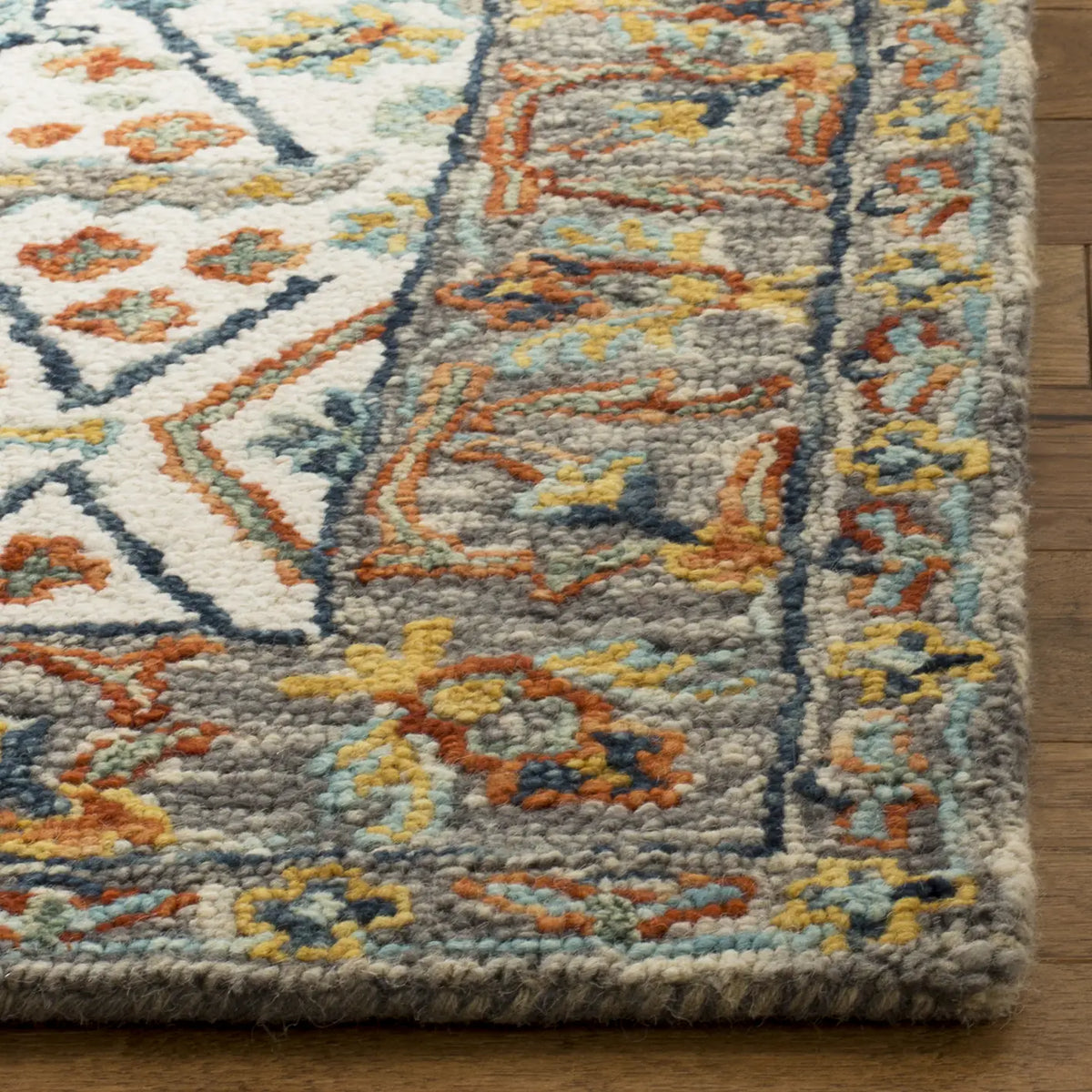 Safavieh Aspen 4'-0" x 6'-0" Rug in Ivory / Blue