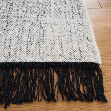 Safavieh Natura 4'-0" x 6'-0" Rug in Ivory / Black